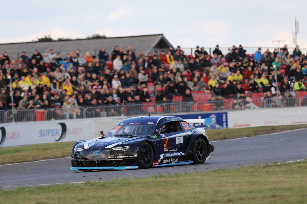 Christoffer Christensen - Night Race gav pokal til Nymark Racing Academy.
(Foto: Motorsporten.dk)